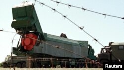 Ракета СС-24 готова до вивезення після вилучення із бункера під Первомайськом. 13 серпня 1998 року. Україна добровільно віддала ядерну зброю під гарантії безпеки від Росії та США 