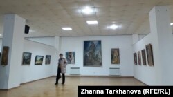 Владикавказский зритель с интересом посещает выставку и охотно отзывается на приглашение совершить путешествие во времени