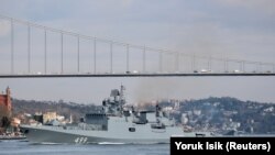 Anija e marinës ruse duke kaluar nëpër Bosfor