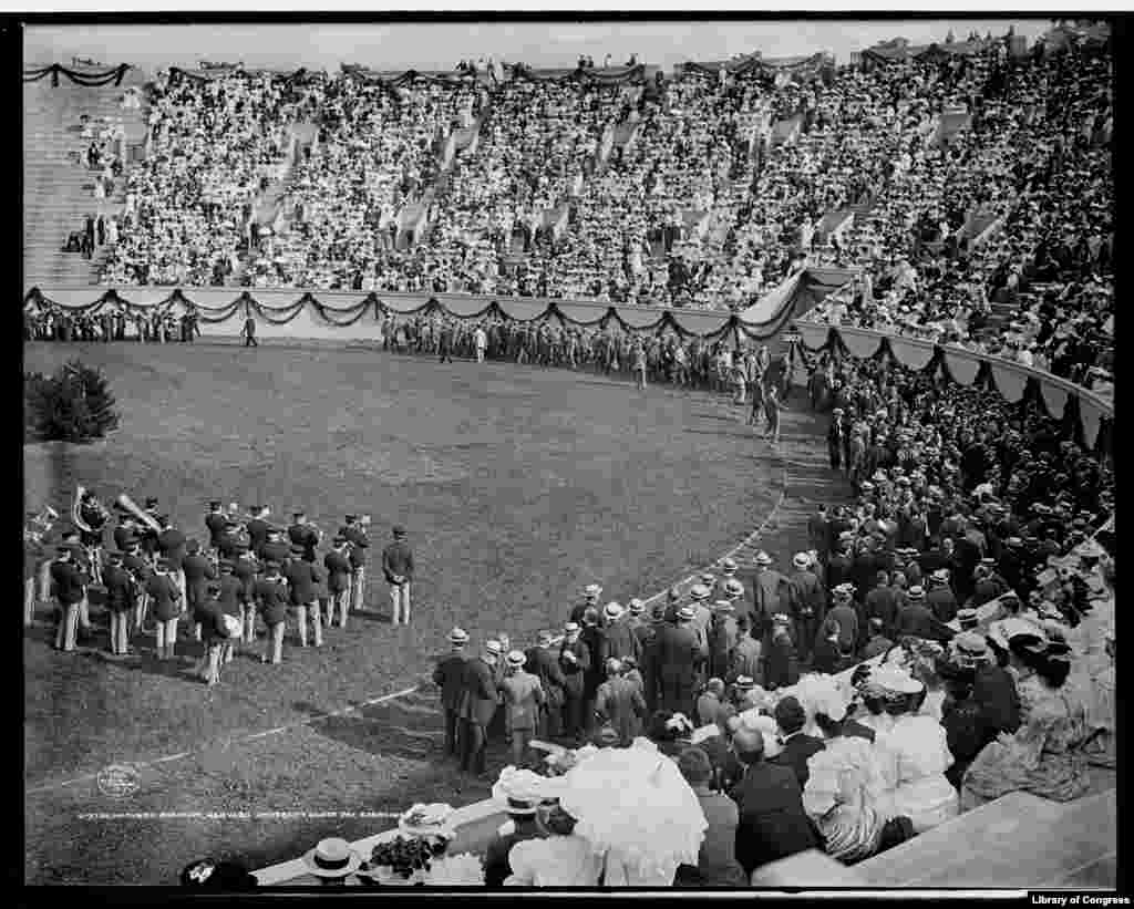 Спортен празник в Харвардския университет през 1906 г., същата година Джон Рид се записва в престижното училище. При втория си опит Рид е приет в Харвардския университет, където скоро става редактор на два университетски вестника. Рид навлиза за първи път в радикалната лява политика чрез Клуба на социалистите в Харвард.