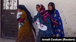 Женщины с детьми бегут из турецко-сирийского приграничья. 10 октября 2019