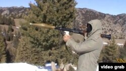 Интернеттеги видеодо өзүлөрүн “Ансорулло” террористтик тобунун согушкерлери деп аташкан жаш жигиттер Тажикстанга кол салаарын эскертишкен