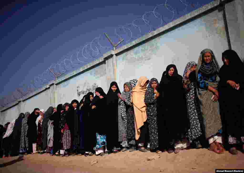 Жени во Авганистан чекаат на ред да гласаат на избори. (Кабул, 14 јуни 2014 година)
