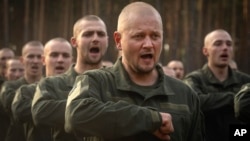 На архівній світлині українські військові, які пройшли вишкіл на військовій базі поблизу Києва