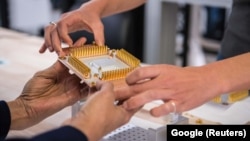 تصویری از یک رایانهٔ کوانتومی در آزمایشگاهی در کالیفرنیا، ۲۰۱۹