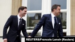 Az akkori luxembourgi miniszterelnök, Xavier Bettel (j) érkezik partnerével esküvői ceremóniájukra 2015-ben