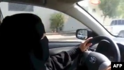 Відеокадр 2013 року, як стверджують, зафіксував спробу жінки всупереч забороні керувати автом в Ер-Ріяді