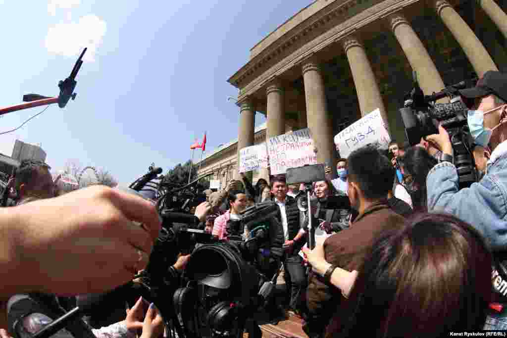 К митингующим у здания правительства вышел премьер-министр Улукбек Марипов, который ответил на требование об отставке ответственных лиц МВД. Марипов заявил, что &laquo;проводится служебное расследование, после которого все соответствующие меры будут приняты&raquo;.