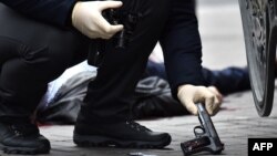 Поліцейські працюють на місці вбивства в центрі Києва, 23 березня 2017 року