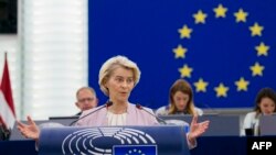 Președinta Comisiei Europene, Ursula von der Leyen, susține un discurs în fața Parlamentului European înainte de votul la moțiunea de cenzură inițiată de Gheorghe Piperea (AUR) - 9 iulie 2025.