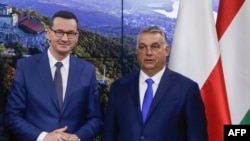 Prim-miniștrii Poloniei și Ungariei, Mateusz Morawiecki (stânga) și Viktor Orban 