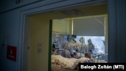Védőfelszerelést viselő ápolók és orvosok az Országos Korányi Pulmonológiai Intézet koronavírussal fertőzött betegek fogadására kialakított intenzív osztályán
