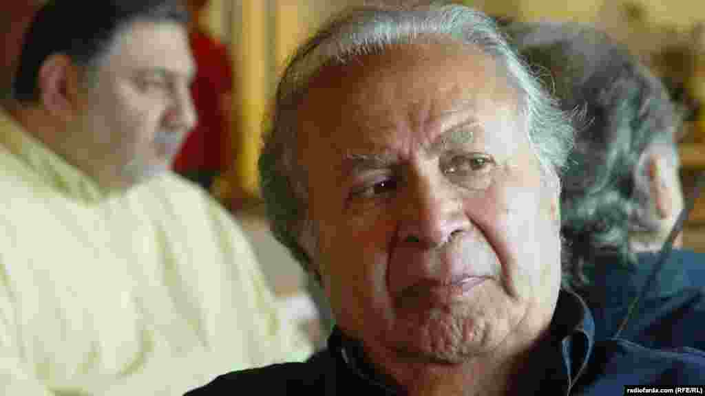 ایرج گرگین در مقر رادیو اروپای آزاد/ رادیو آزادی -- ۲۳ تیر ماه ۸۸