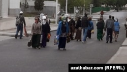 Сотрудники госучреждений Туркменистана на субботнике (иллюстративное фото) 