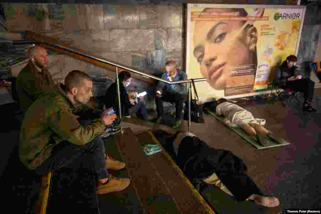 Ukrainas duke qëndruar në shkallët dhe dyshemenë e një stacioni metroje në Kiev, më 17 qershor.