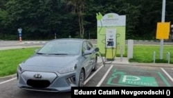 O mașină electrică la o stație de încărcat