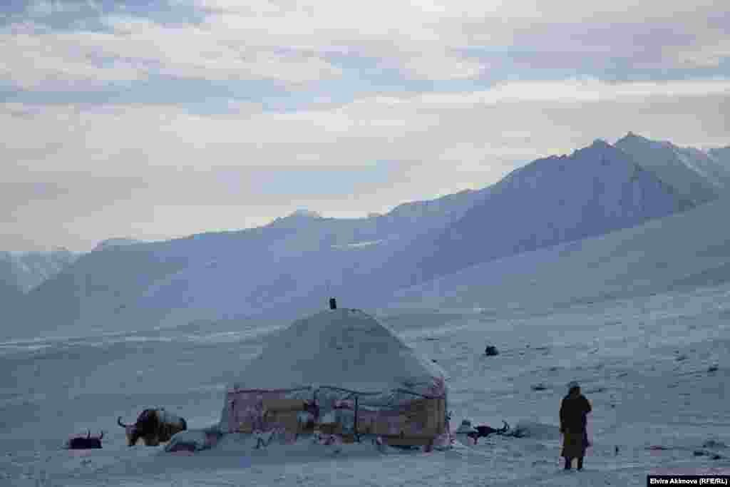 Кыздар 5-6 жашка чыкканда, элге &ldquo;чач өрдү&rdquo; тоюн беришет. Балдарды 3-4 жаштан баштап сүннөткө отургуза башташат. Памирде аялдар жана балдар өлүмү дагы деле курч бойдон.