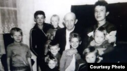 Петр Книппель, один из депортированных из Поволжья немцев, со своими внуками