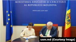 Rectorul USM, Igor Șarov, și rectorul KKNU, Tetyana Kaganovska, în timpul semnării acordului ce prevede „Programul Comun de Studii Integrate”, 11 septembrie 2024