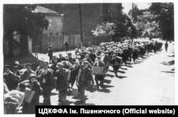 Українські селяни несуть свої клунки до пункту збору перед примусовою відправкою до Німеччини. ЦДКФФА ім. Пшеничного