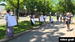 Акция представителей НПО против принятия законопроекта перед зданием Жогорку Кенеша.