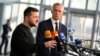 Ukrajinski predsjednik Volodimir Zelenski (lijevo) govori tokom konferencije za medije s generalnim sekretarom NATO-a Jensom Stoltenbergom prije sastanka ministara odbrane NATO-a u Briselu 11. oktobra 2023.