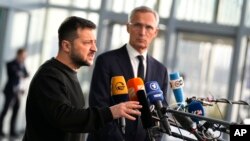 Ukrajinski predsjednik Volodimir Zelenski (lijevo) govori tokom konferencije za medije s generalnim sekretarom NATO-a Jensom Stoltenbergom prije sastanka ministara odbrane NATO-a u Briselu 11. oktobra 2023.