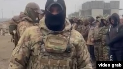 Дар ин навор низомиёни Русия муҳоҷиронро барои пайвастан ба артиш ташвиқ мекунанд