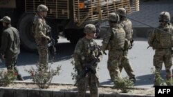 АКШ аскерлери Кабулда жанкечти жардыруу жасаган жерде. 11-октябрь, 2016-жыл. 