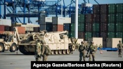 Военно оборудване на НАТО на пристанището в Гданск, Полша, 2017 г.