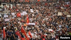 Protesta masive në Mianmar kundër puçit 