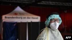 Коронавируска тест алып жаткан медкызматкер. Потсдам, Германия. 2020-жылдын 16-ноябры.