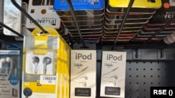 На упаковці підроблених навушників iPod у магазині в сербському Новому Саду виявили численні граматичні помилки