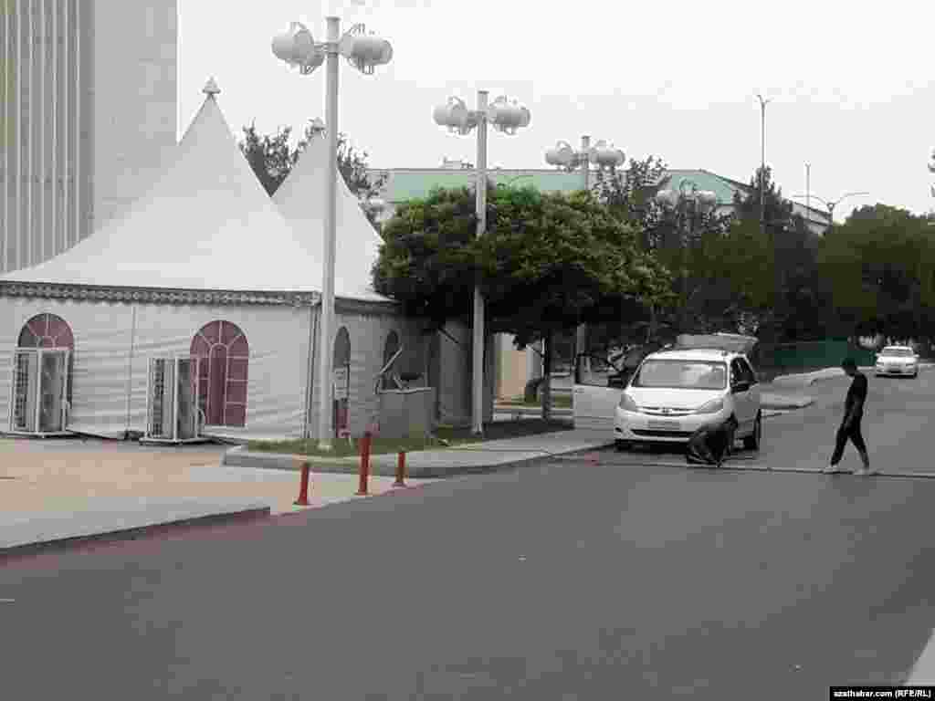 Временные шатры используют для торжеств и похорон, Ашхабад, Июль, 2020. &nbsp;