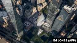 Pogled na memorijal 9/11 na mjestu gdje su se nalazile kule bliznakinje Svjetskog trgovinskog centra srušene u terorističkim napadima 11. septembra 2001.