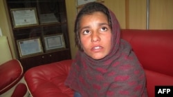 Девочка Спожмай, которую заставляли одеть «пояс смертника», рассказывает о себе в полицейском участке. Гельманд, 6 января 2014 года.