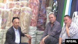 Бишкектин "Мадина" базарындагы уйгур соодагерлери, 9-июль, 2009-жыл.