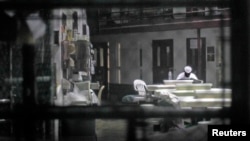 В'язень Гуантанамо читає газету, 5 квітня 2013 року