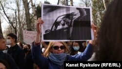 Татьяна Зеленская кыздардын укугун коргоого арналган Бишкектеги иш-чарада өзүнүн иллюстрациясын кармап турат. 8-апрель, 2021-жыл.