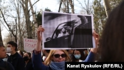 Ала качуунун курмандыгы болгон Бурулай Турдаалы кызы менен Айзада Канатбекованы эскерген акция. Бишкек. 2023-жыл. 