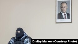 Dmitrij Markov képe, ami a kormányellenes tüntetések szimbóluma lett. 