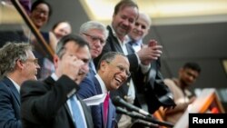 Дін Бакет, головний редактор The New York Times, радіє присудженню газеті Пулітцерівської премії. Нью Йорк, 10 квітня 2017 року