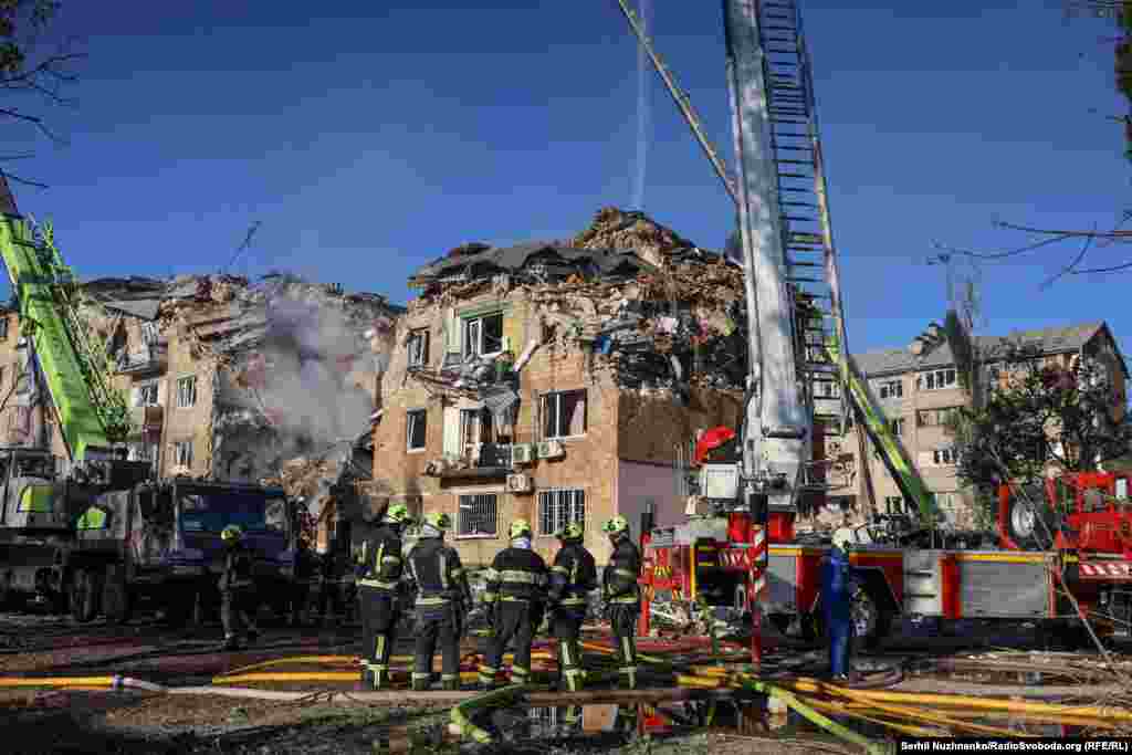 Кормандони Вазорати ҳолатҳои фавқулода талош доранд, ки ба ошёнаҳои болоии як бинои нимвайрона дар ноҳияи Дарнитскии шаҳри Киев бароянд