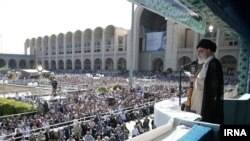 Ajatolah Ali Hamnei predvodi molitvu petkom, Iran, 4. oktobra 2024.