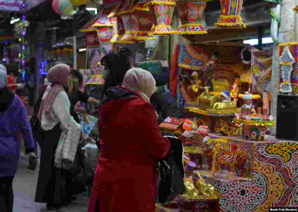 Njerëzit duke blerë gjësende para nisjes së Ramazanit. Aman, Jordani, 12 prill.&nbsp; 