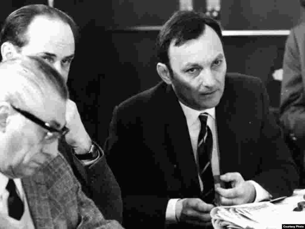 A&nbsp;terroristák&nbsp;részletesen&nbsp;tanulmányozták&nbsp;a&nbsp;titkosszolgálatok&nbsp;jelentéseit&nbsp;a&nbsp;rádió&nbsp;működéséről.&nbsp;Ezek&nbsp;alapján&nbsp;a&nbsp;támadók&nbsp;arra&nbsp;számítottak,&nbsp;hogy&nbsp;szombat&nbsp;este&nbsp;9&nbsp;és&nbsp;vasárnap&nbsp;éjjel&nbsp;1&nbsp;óra&nbsp;között a&nbsp;rádió&nbsp;munkatársainak&nbsp;akár&nbsp;egyötöde&nbsp;is&nbsp;az&nbsp;szerkesztőségben&nbsp;tartózkodik.