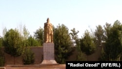 Муҷассамаи Исмоили Сомонӣ дар маркази ноҳияи Шаҳритус