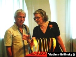 Vladimir Brilinsky în muzeu, cu una dintre dintre brățările recuperate.