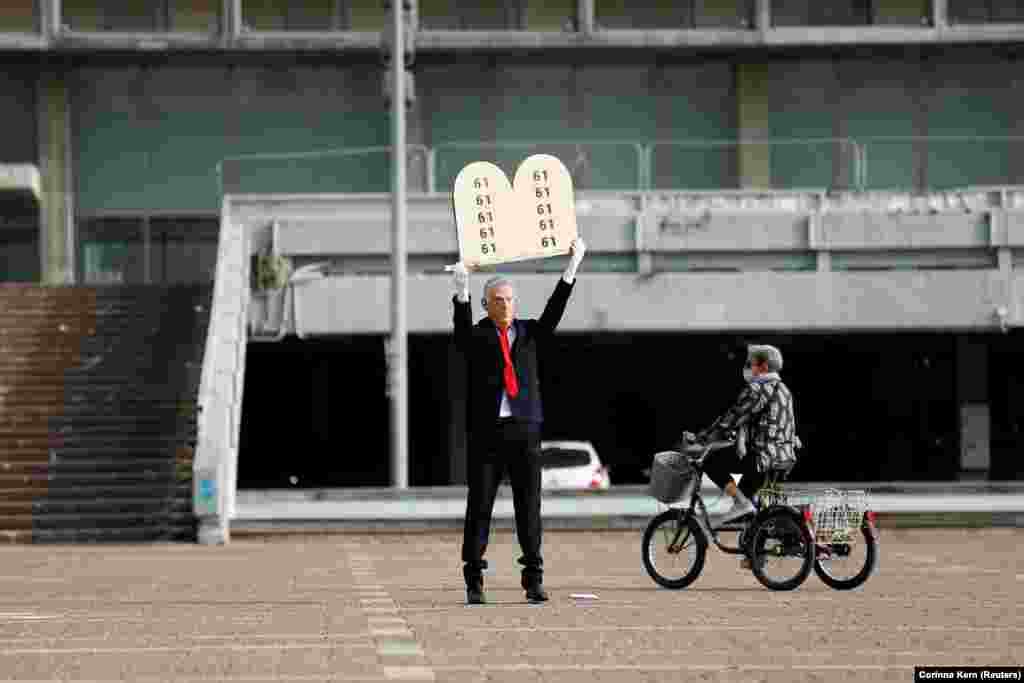 Ez a Tel-Aviv-i Netanjahu szobor választásra buzdítaná az arra járókat.