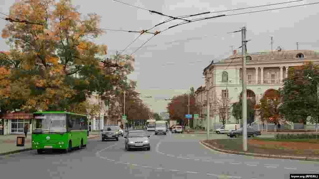 На этом перекрестке улица Большая Морская переходит в площадь Ушакова, а влево от перекрестка отходит улица Шмидта